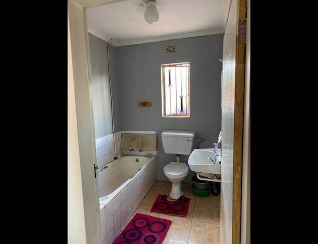 6 BEDROOM HOUSE FOR SALE IN TEMBISA CENTRAL